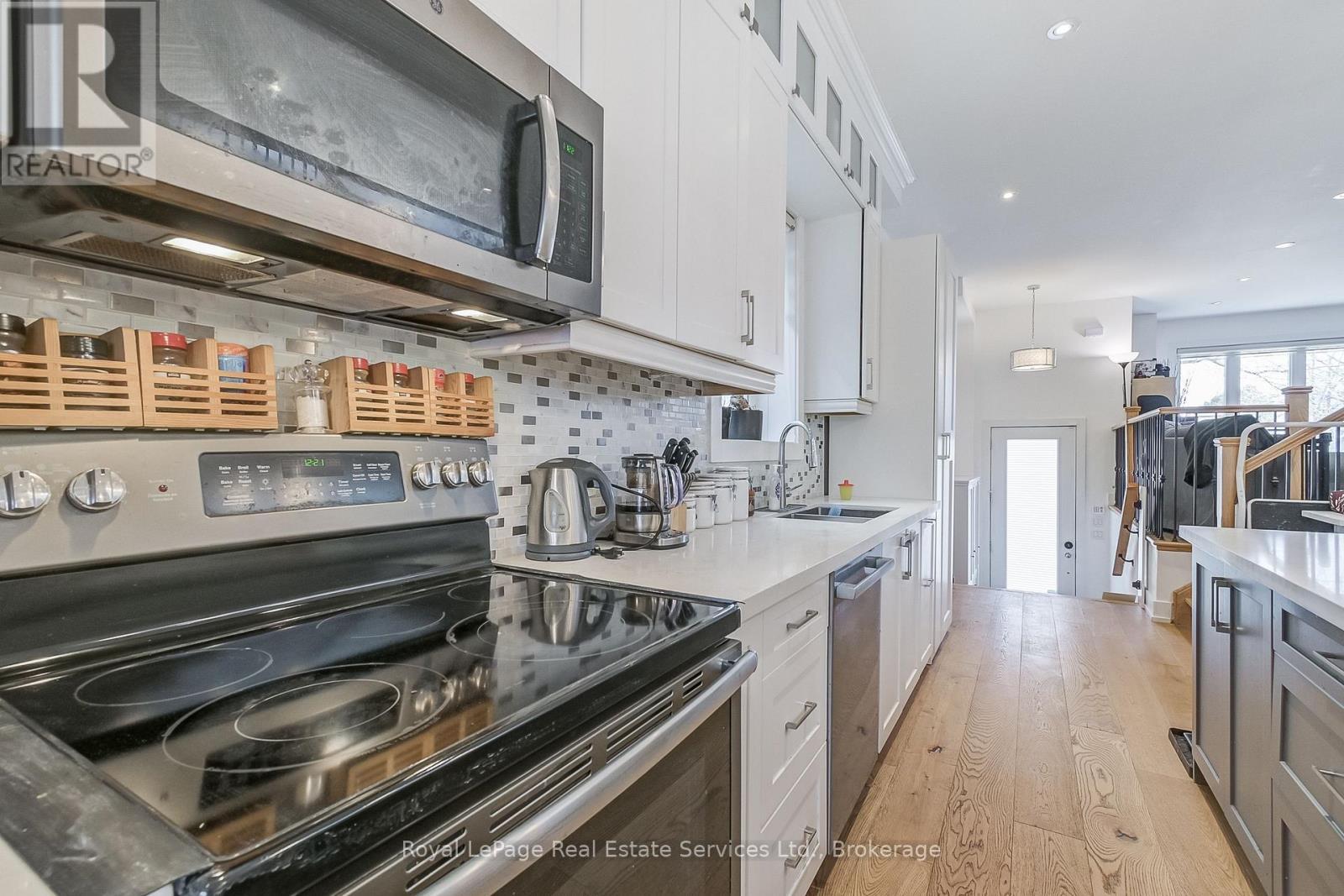 












176 LEYTON AVENUE

,
Toronto (Oakridge),




Ontario
M1L3V6

