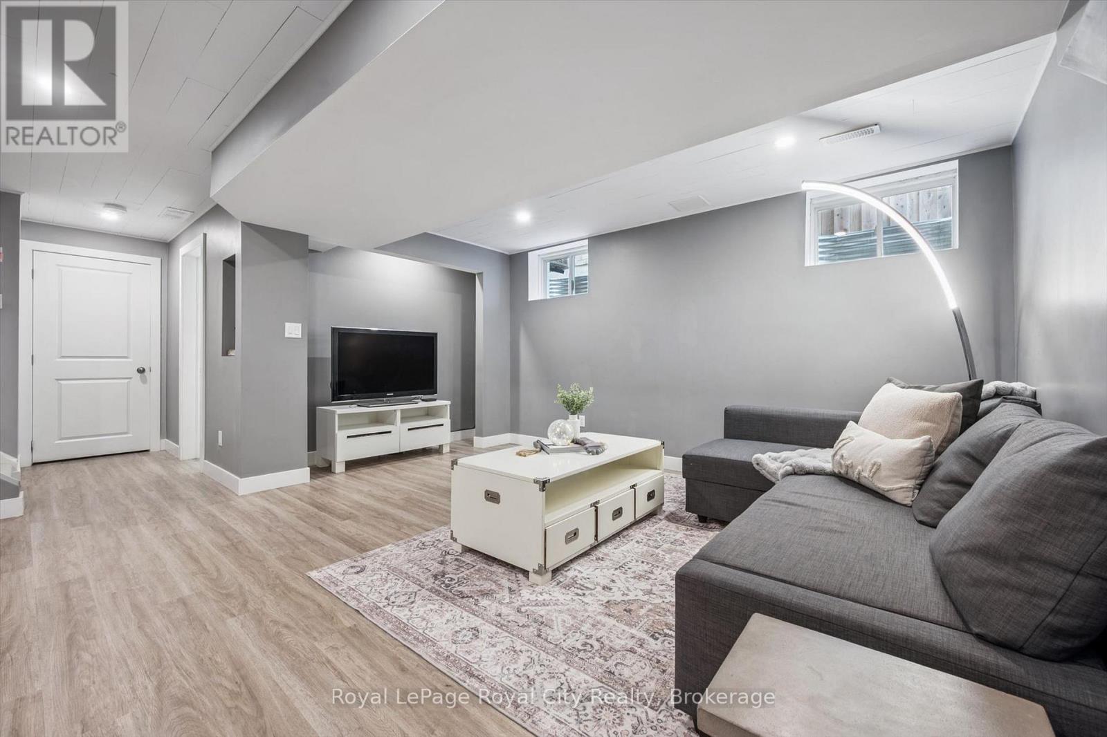 












144 KEMP CRESCENT

,
Guelph (Grange Road),




Ontario
N1E0K1

