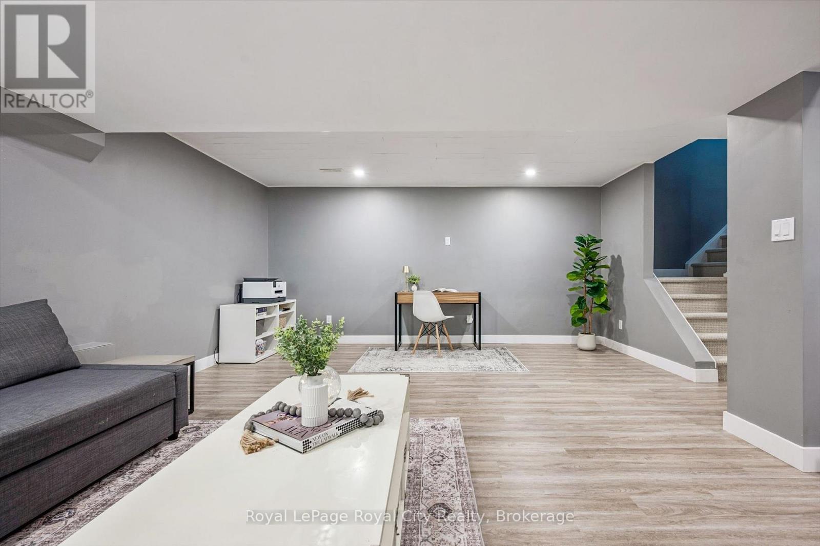 












144 KEMP CRESCENT

,
Guelph (Grange Road),




Ontario
N1E0K1

