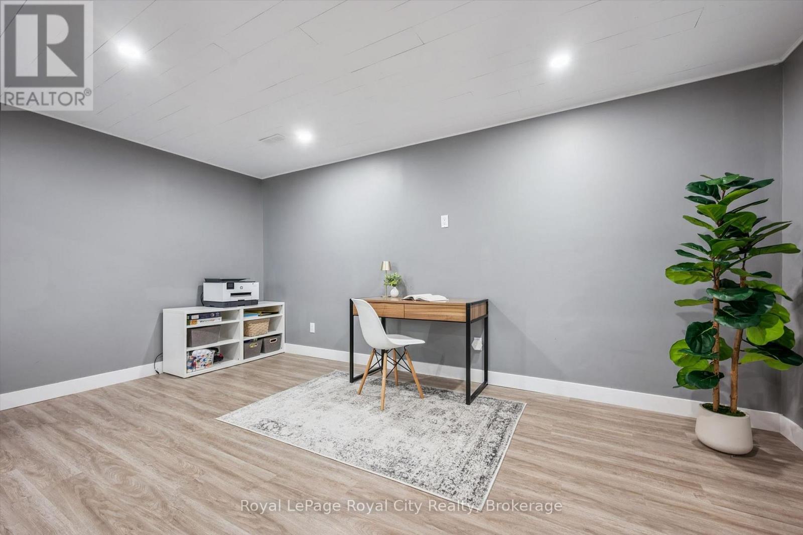 












144 KEMP CRESCENT

,
Guelph (Grange Road),




Ontario
N1E0K1

