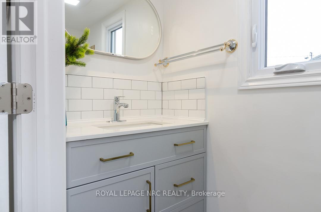 












84 IDYLEWYLDE PLACE

,
Fort Erie (Central),




Ontario
L2A2L1

