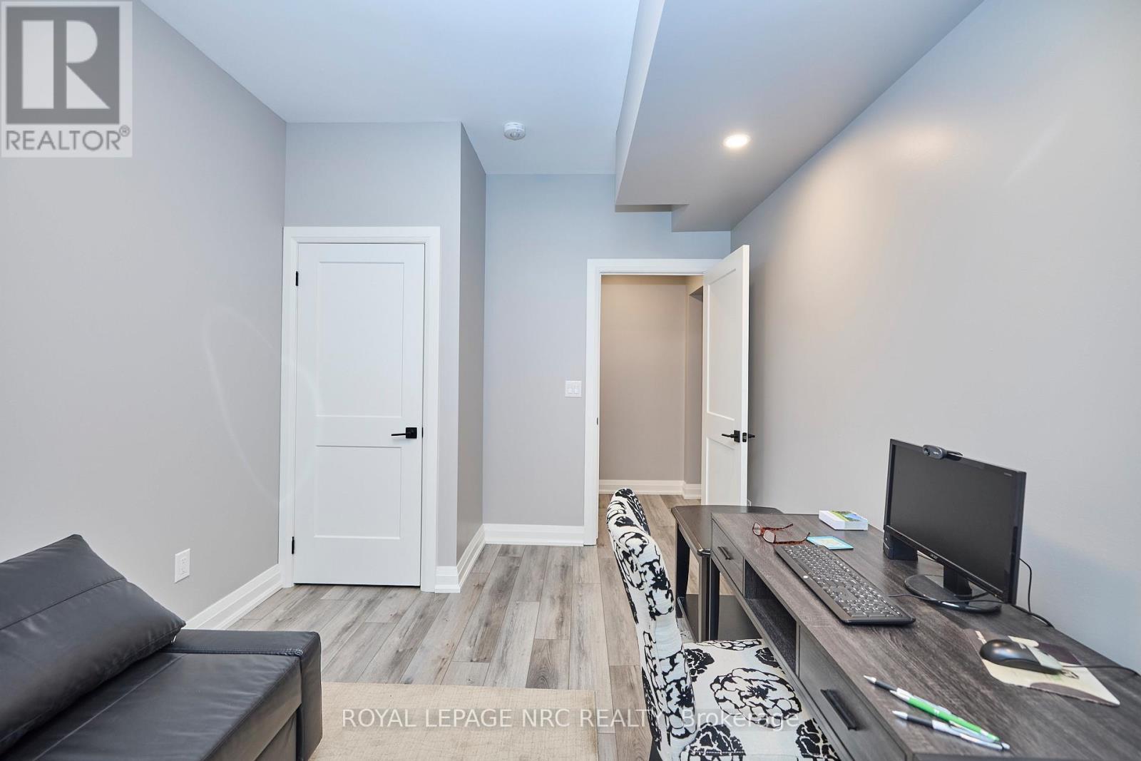 












1174 SPEARS ROAD

,
Fort Erie (Crescent Park),




Ontario
L2A4N1

