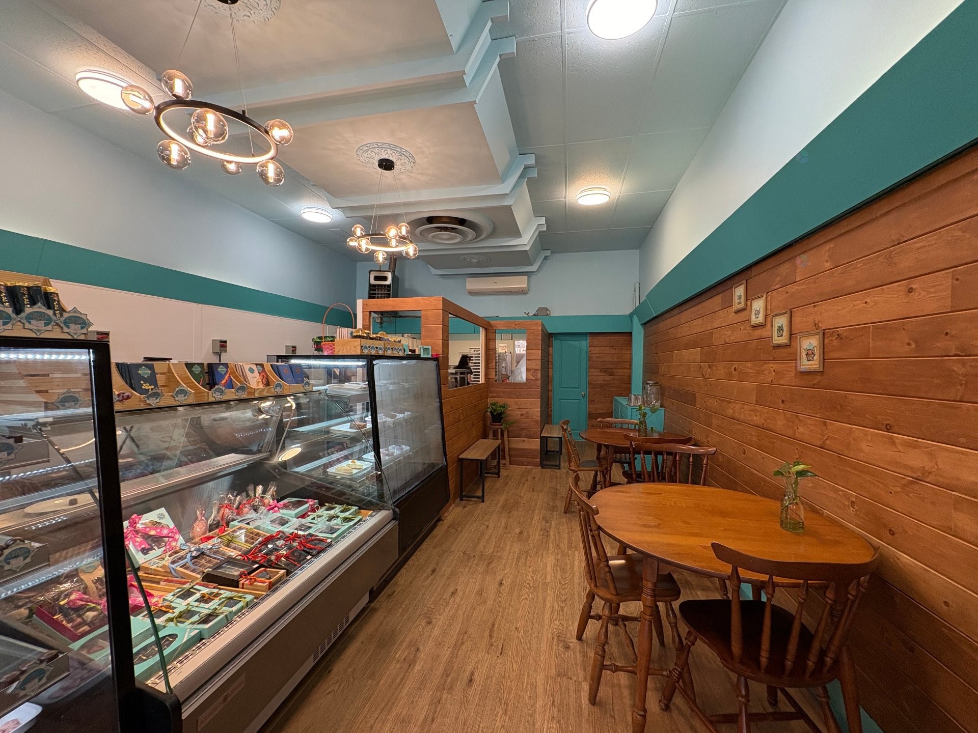 









1828


Av. du Mont-Royal E.

,
Montréal (Le Plateau-Mont-Royal),




QC
H2H1J1

