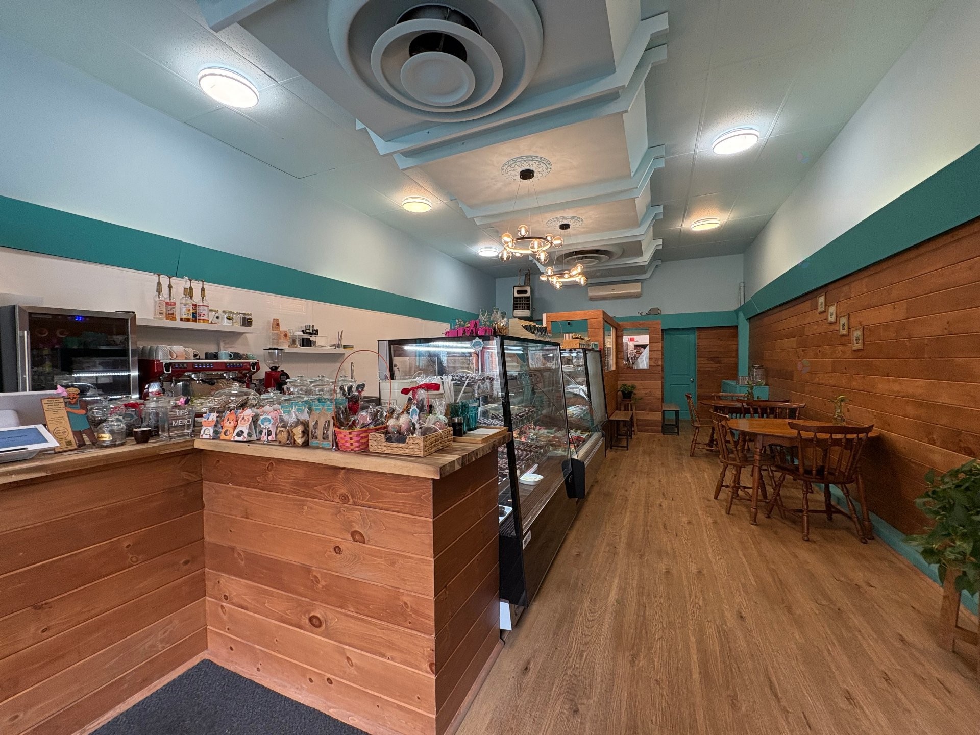 









1828


Av. du Mont-Royal E.

,
Montréal (Le Plateau-Mont-Royal),




QC
H2H1J1

