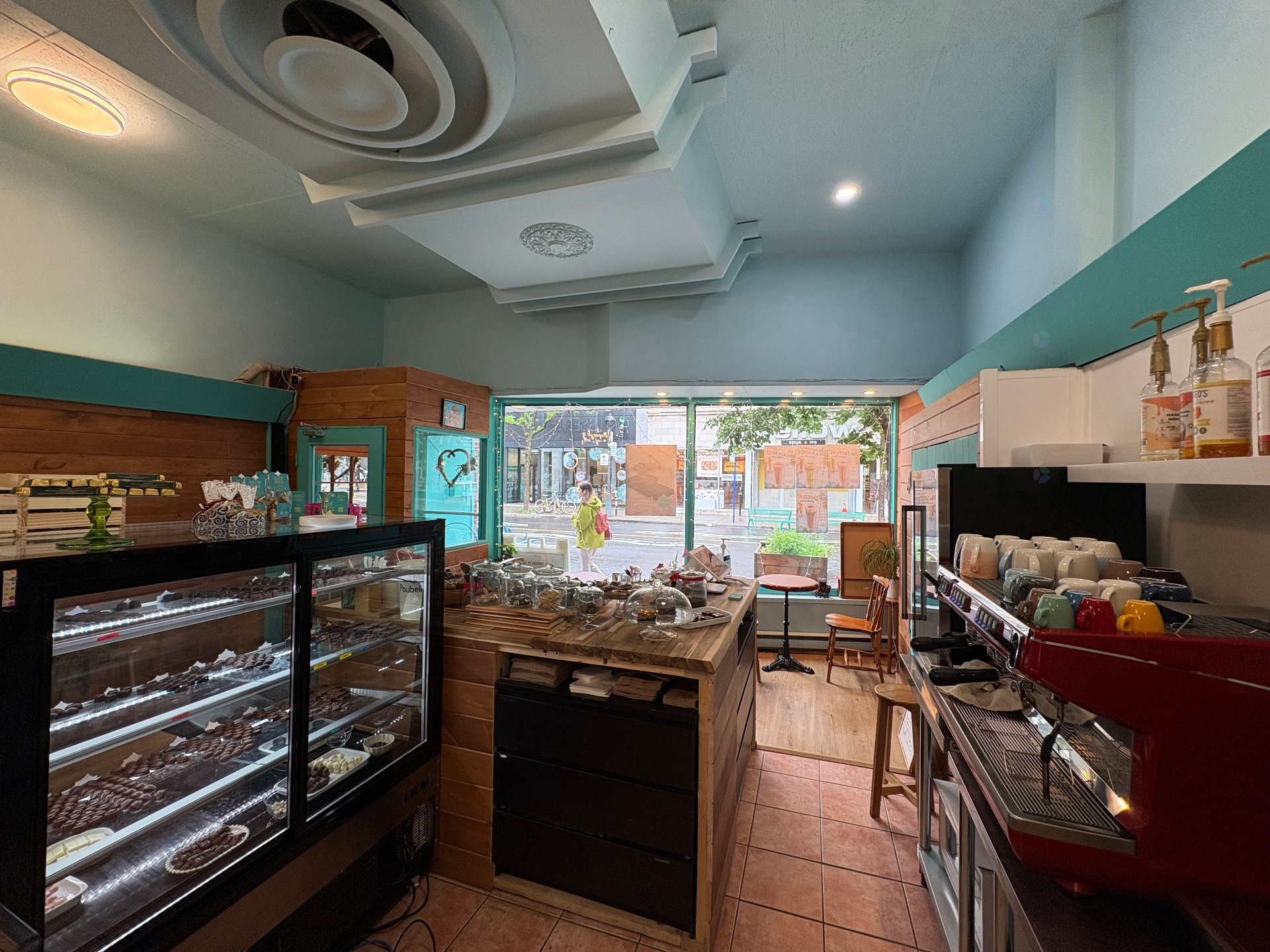 









1828


Av. du Mont-Royal E.

,
Montréal (Le Plateau-Mont-Royal),




QC
H2H1J1

