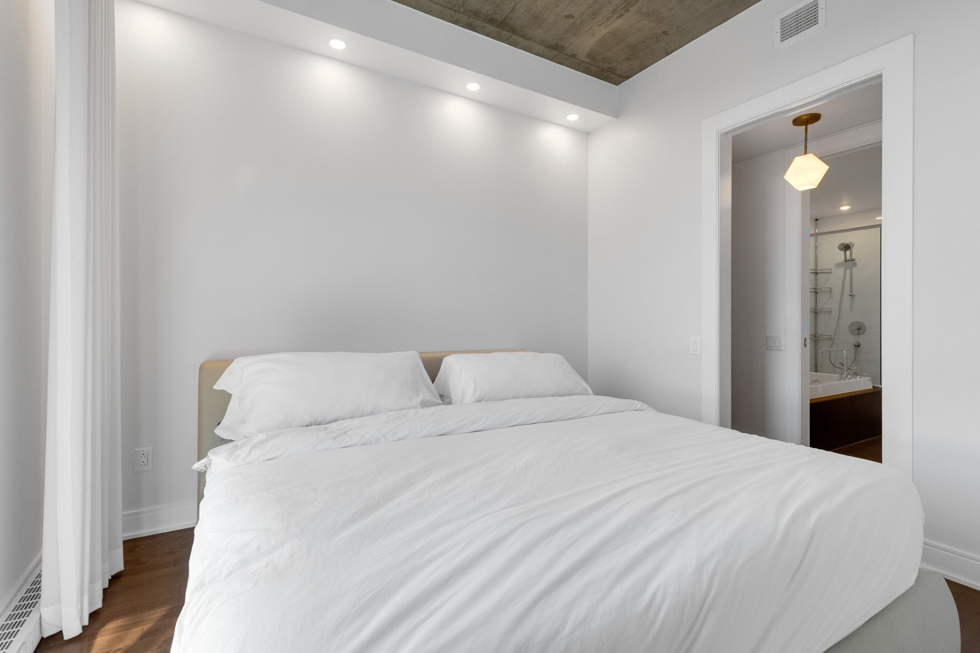 









2200


Rue Harriet-Quimby

, 404,
Montréal (Saint-Laurent),




QC
H4R0L2

