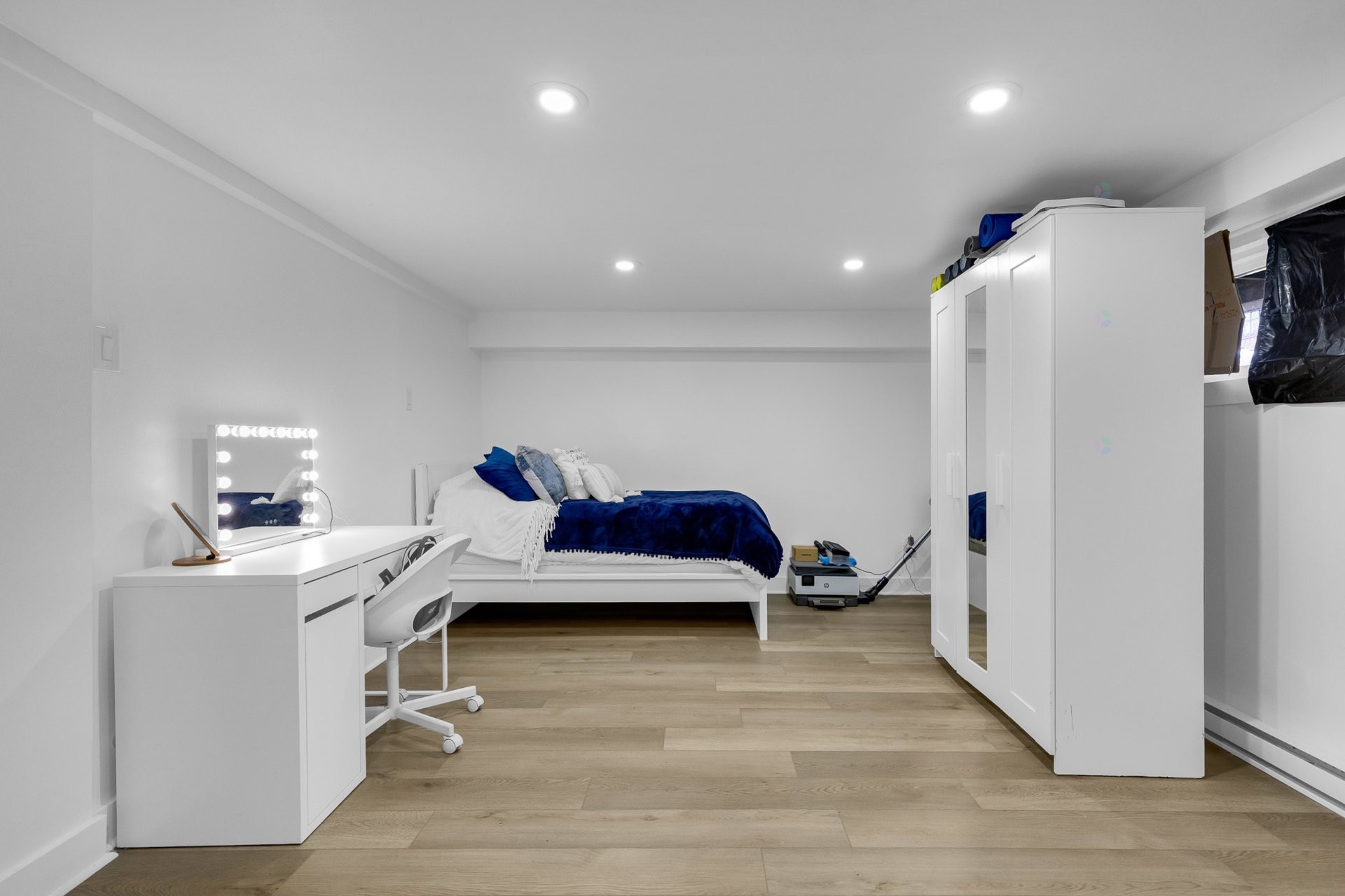 









5725A


Av. Lockwood

,
Côte-Saint-Luc,




QC
H4W1Z1


