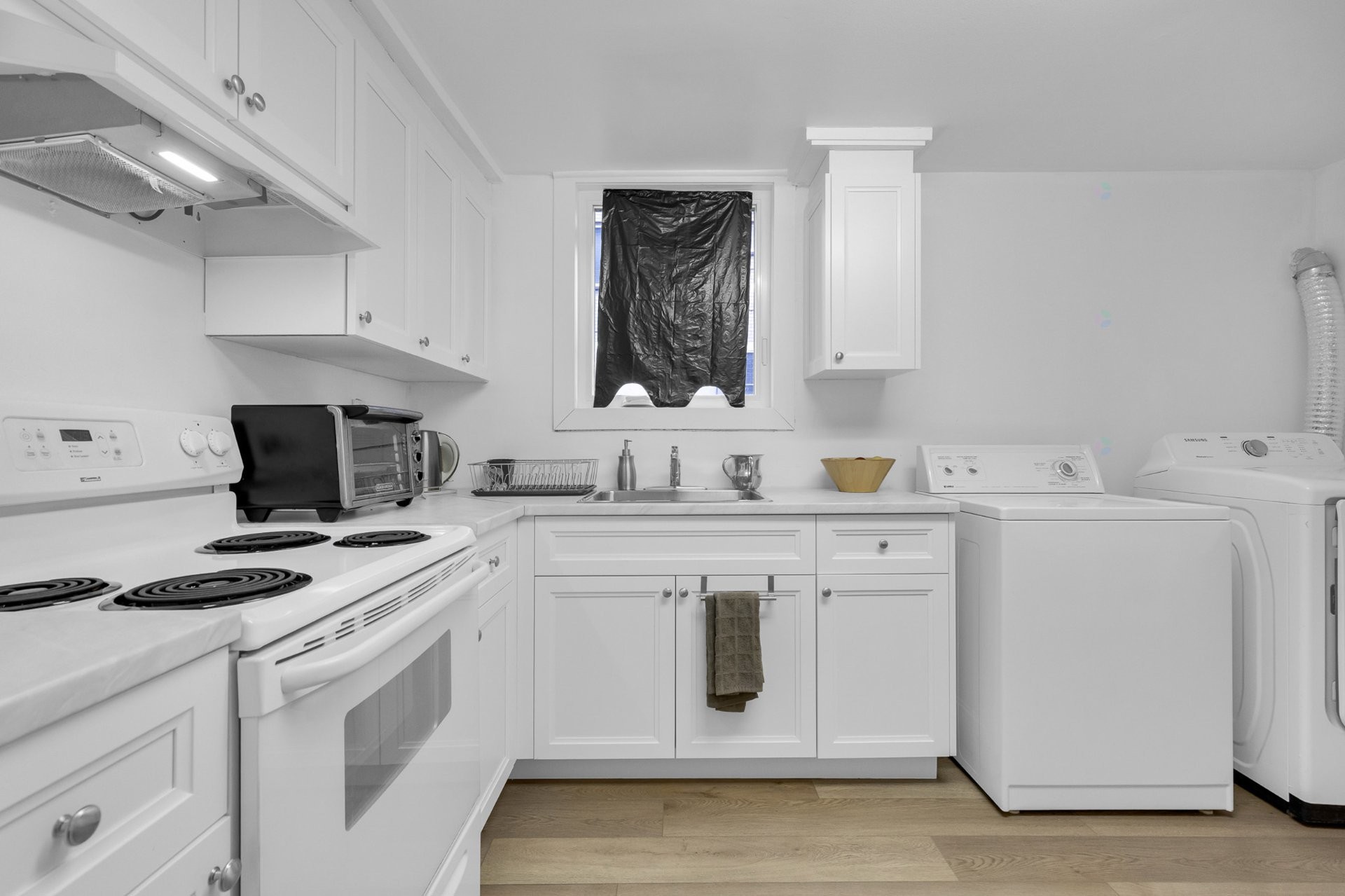 









5725A


Av. Lockwood

,
Côte-Saint-Luc,




QC
H4W1Z1

