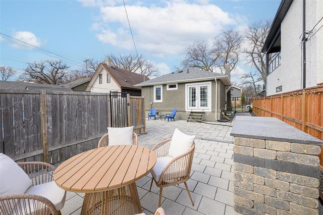 









272


Beaverbrook

ST,
Winnipeg,




MB
R3N 1M8

