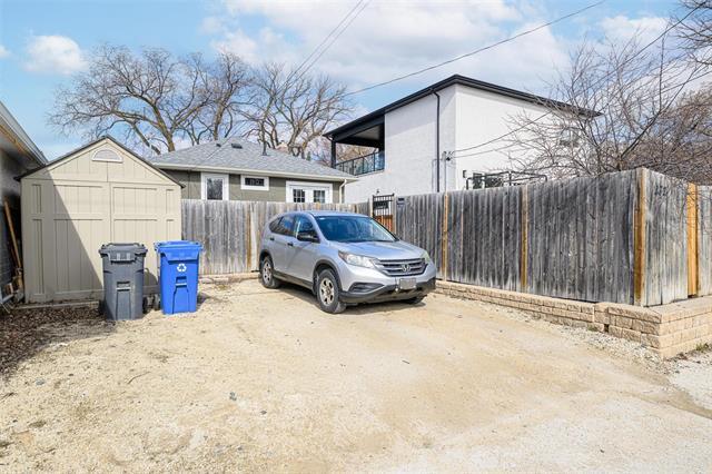 









272


Beaverbrook

ST,
Winnipeg,




MB
R3N 1M8

