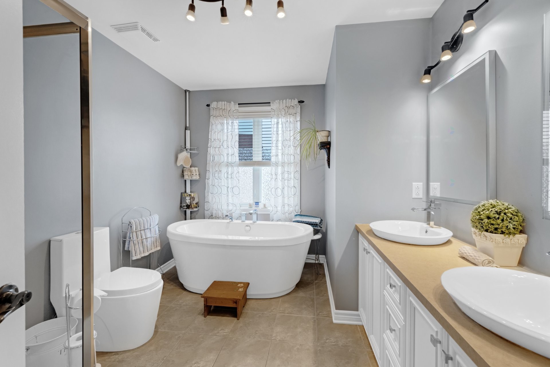 









972


Rue Alexis-Galipeau

,
Beloeil,




QC
J3G0K7


