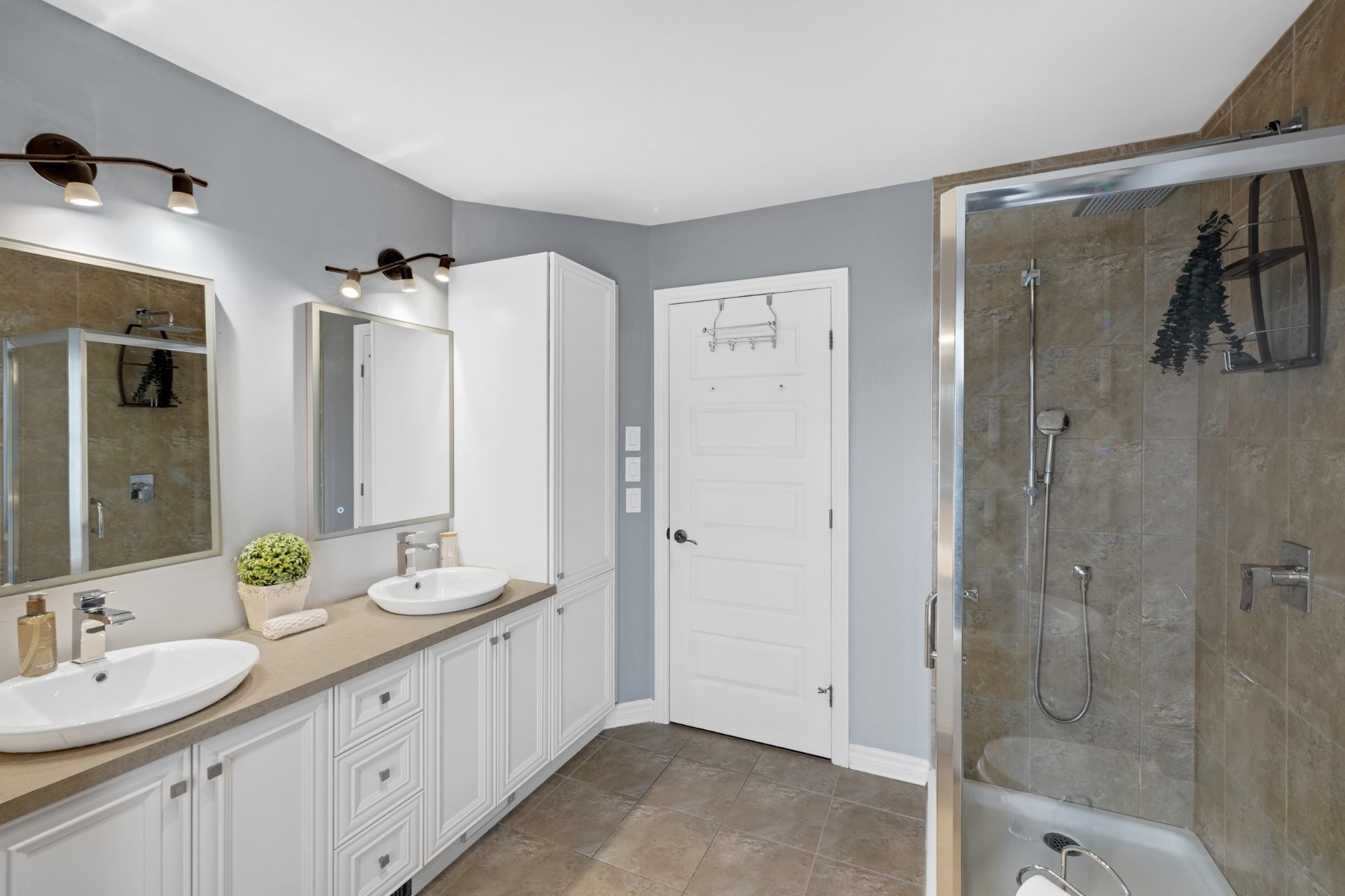 









972


Rue Alexis-Galipeau

,
Beloeil,




QC
J3G0K7

