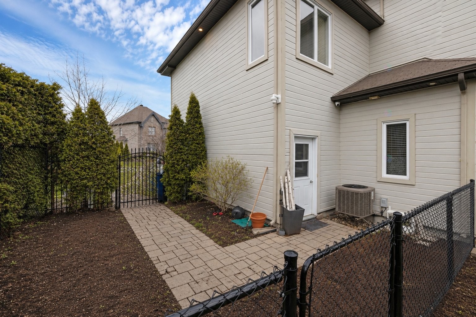 









972


Rue Alexis-Galipeau

,
Beloeil,




QC
J3G0K7

