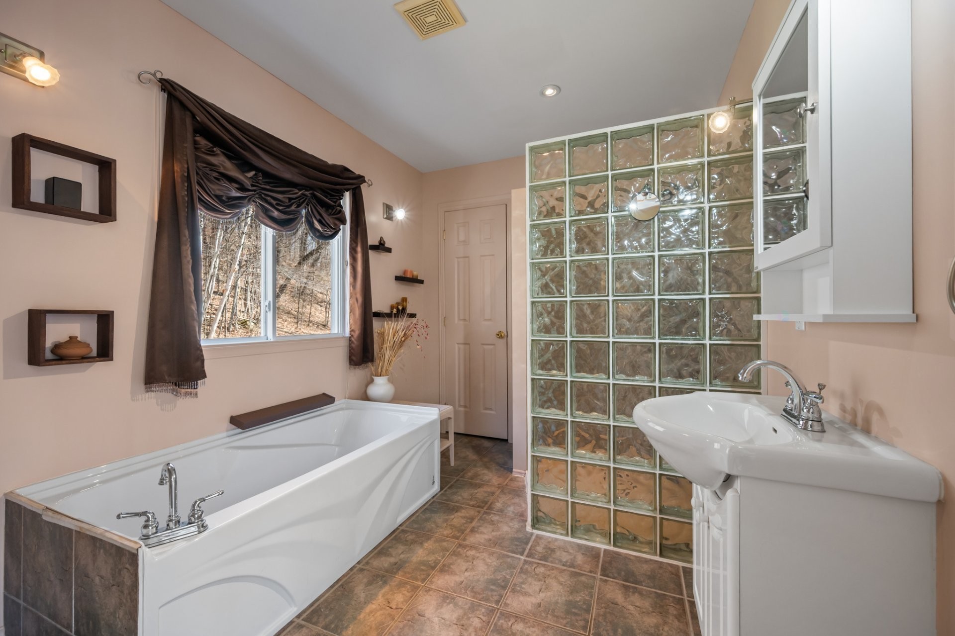 









71


Av. du Lac-Neuf N.

,
Sainte-Béatrix,




QC
J0K1Y0

