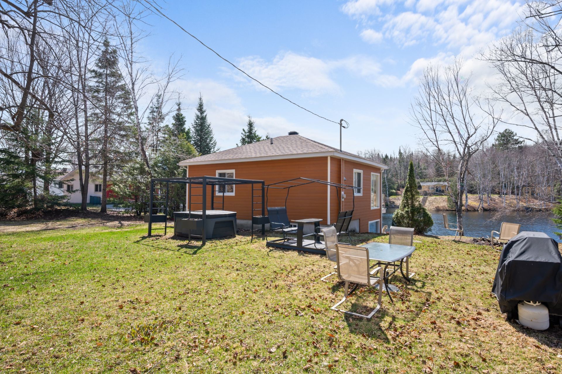 









71


Av. du Lac-Neuf N.

,
Sainte-Béatrix,




QC
J0K1Y0

