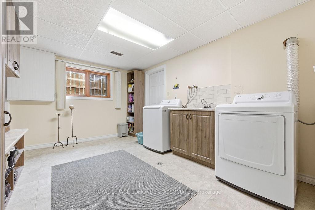 












1411 VICTORIA STREET

,
Petawawa,




Ontario
K8H3K4

