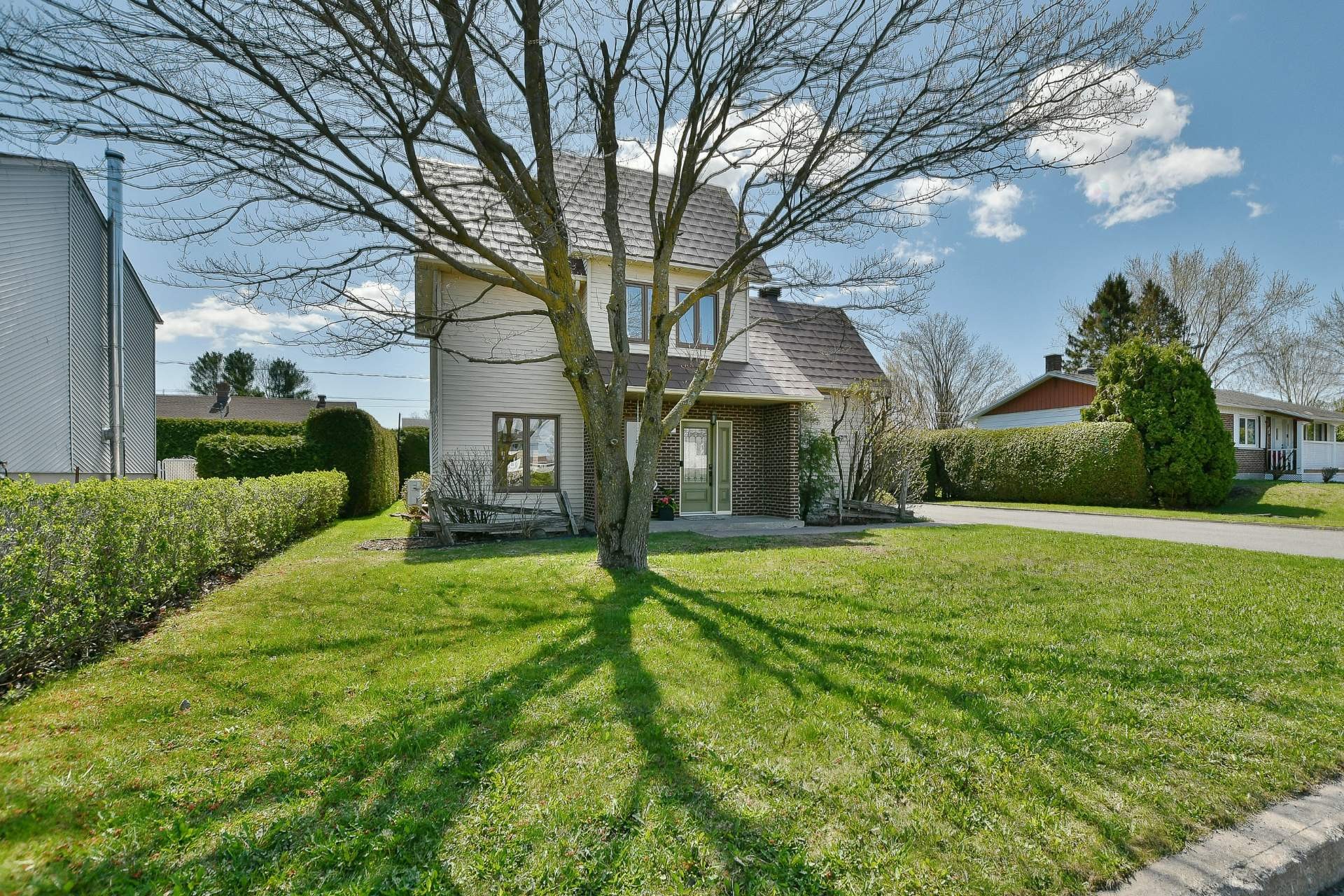 









81


Rue Picard

,
L'Épiphanie,




QC
J5X2R2

