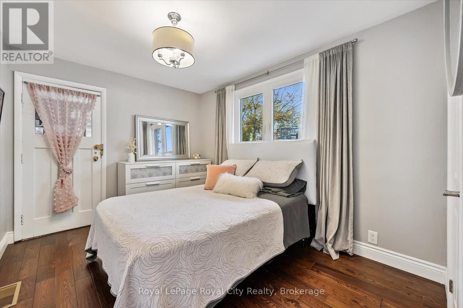












20 HIGHVIEW PLACE

,
Guelph (Exhibition Park),




Ontario
N1H1M7

