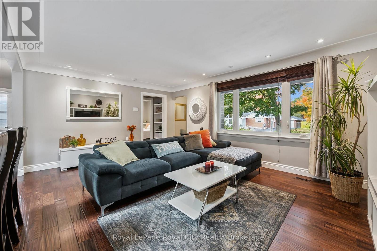 












20 HIGHVIEW PLACE

,
Guelph (Exhibition Park),




Ontario
N1H1M7

