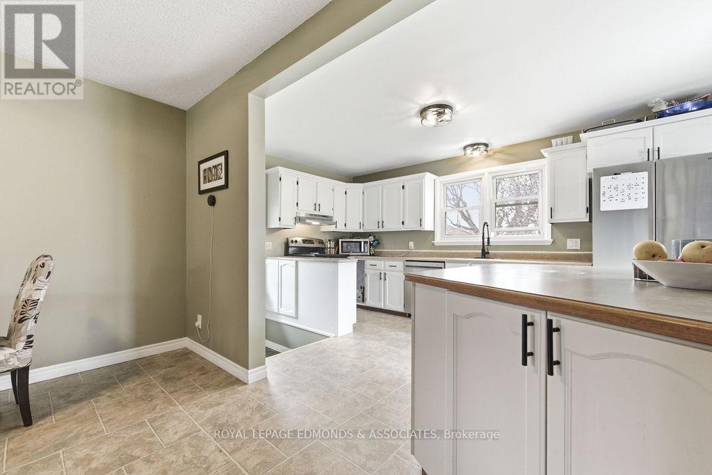












1211 ZADOW STREET

,
Laurentian Valley,




Ontario
K8A6W8

