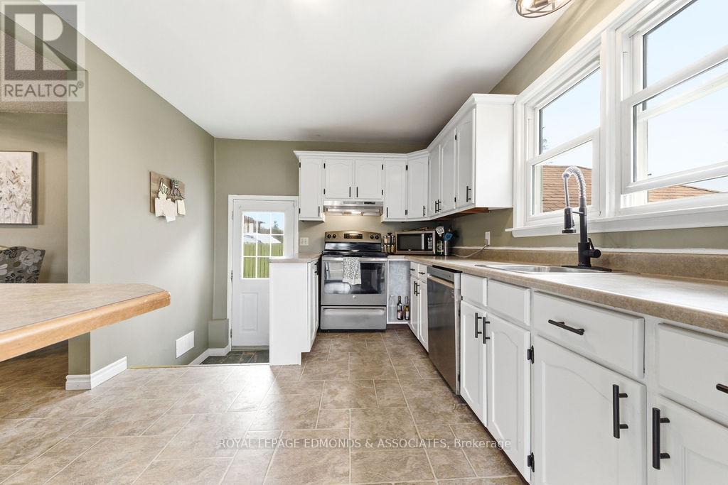 












1211 ZADOW STREET

,
Laurentian Valley,




Ontario
K8A6W8


