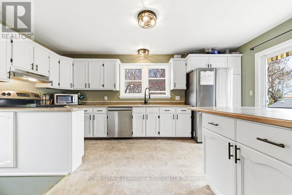 












1211 ZADOW STREET

,
Laurentian Valley,




Ontario
K8A6W8

