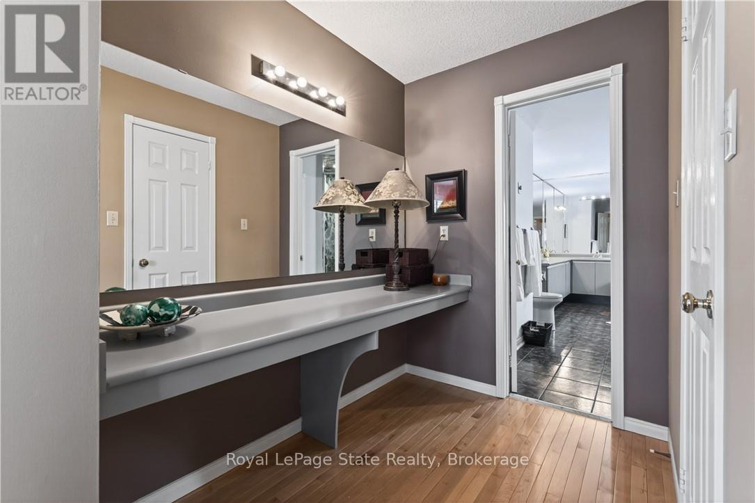 












77 SUNVALE PLACE

,
Hamilton (Lakeshore),




Ontario
L8E4Z6


