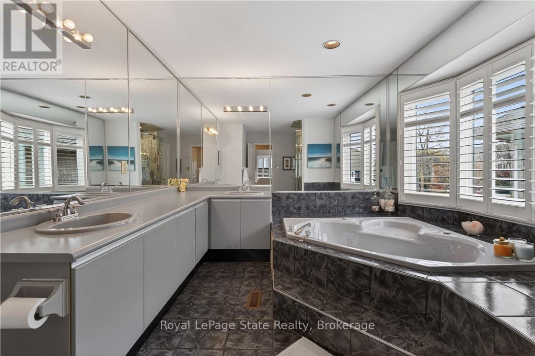 












77 SUNVALE PLACE

,
Hamilton (Lakeshore),




Ontario
L8E4Z6

