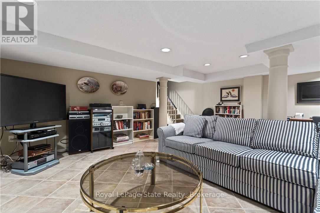 












77 SUNVALE PLACE

,
Hamilton (Lakeshore),




Ontario
L8E4Z6

