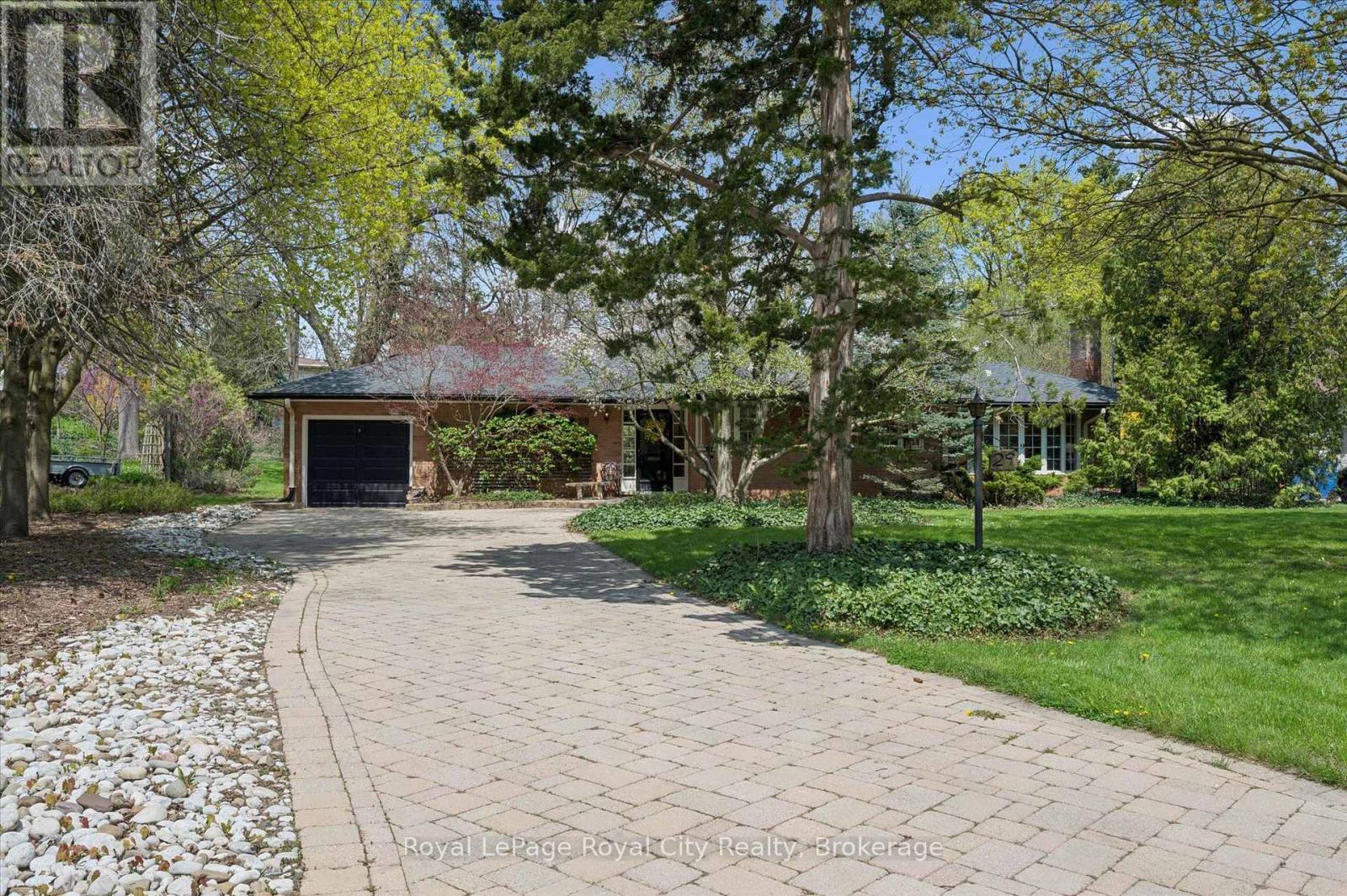 












29 LYNWOOD PLACE

,
Guelph (Dovercliffe Park/Old University),




Ontario
N1G2V9

