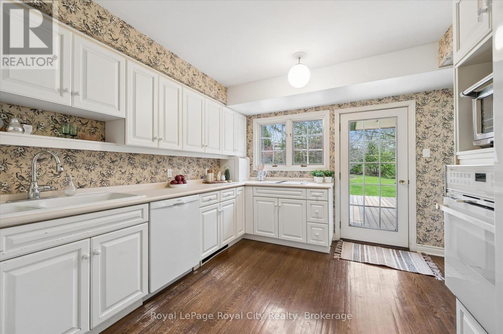 












29 LYNWOOD PLACE

,
Guelph (Dovercliffe Park/Old University),




Ontario
N1G2V9

