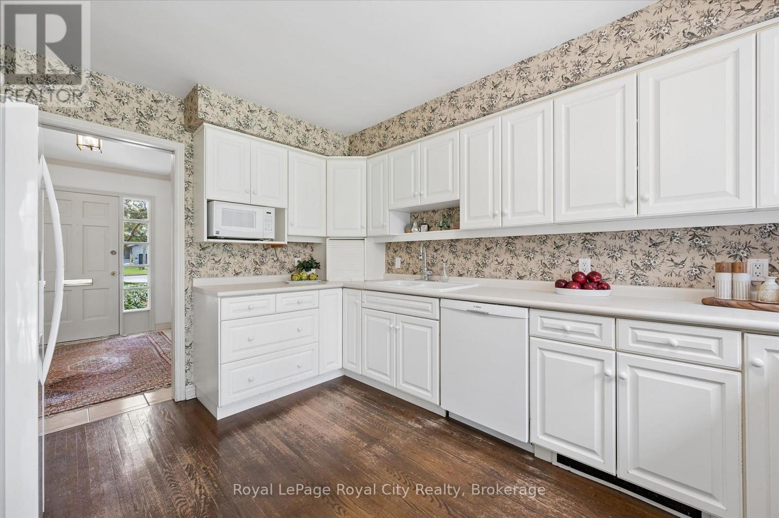 












29 LYNWOOD PLACE

,
Guelph (Dovercliffe Park/Old University),




Ontario
N1G2V9

