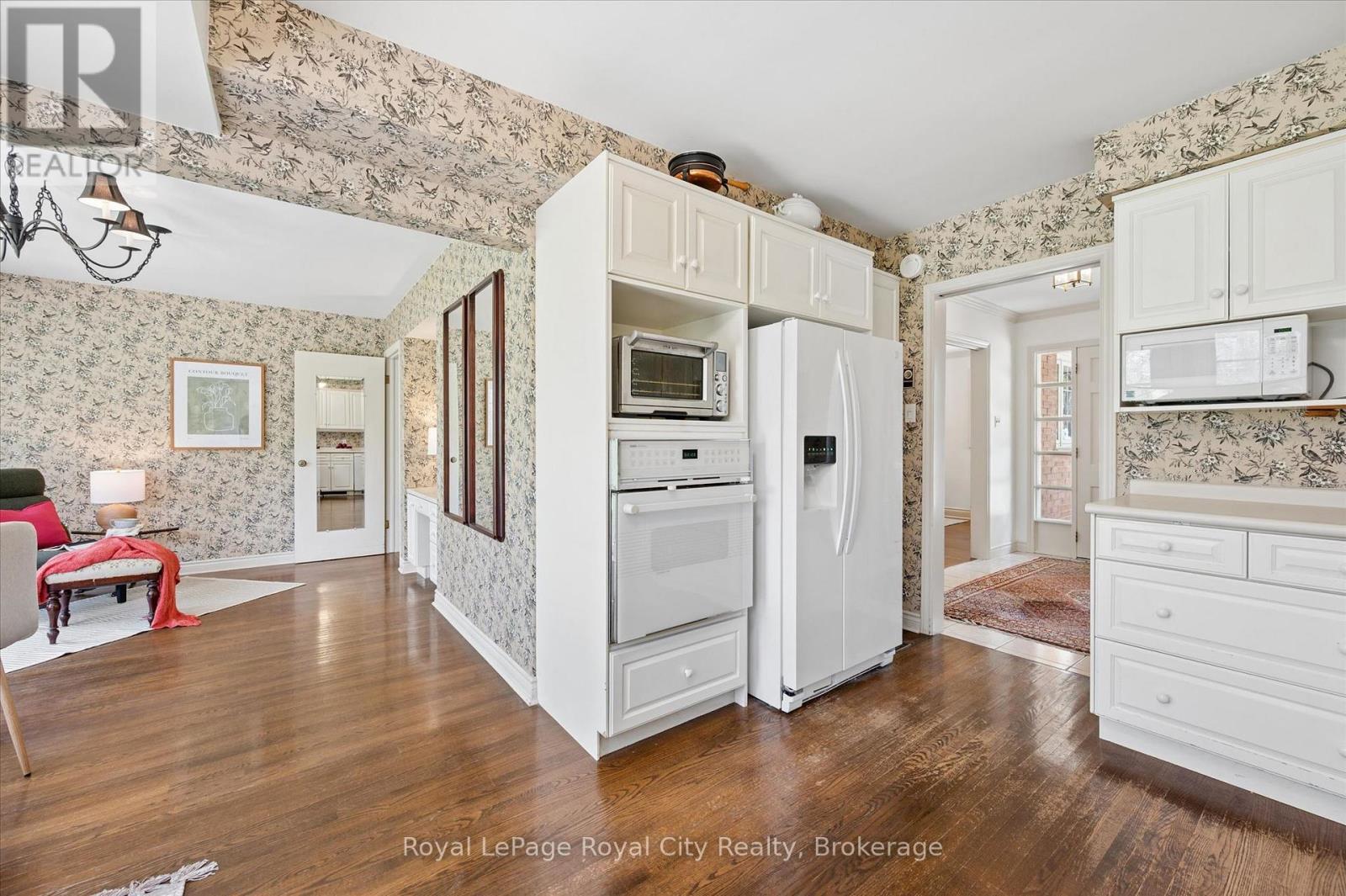 












29 LYNWOOD PLACE

,
Guelph (Dovercliffe Park/Old University),




Ontario
N1G2V9

