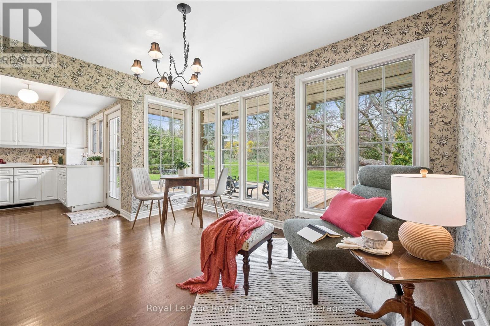 












29 LYNWOOD PLACE

,
Guelph (Dovercliffe Park/Old University),




Ontario
N1G2V9

