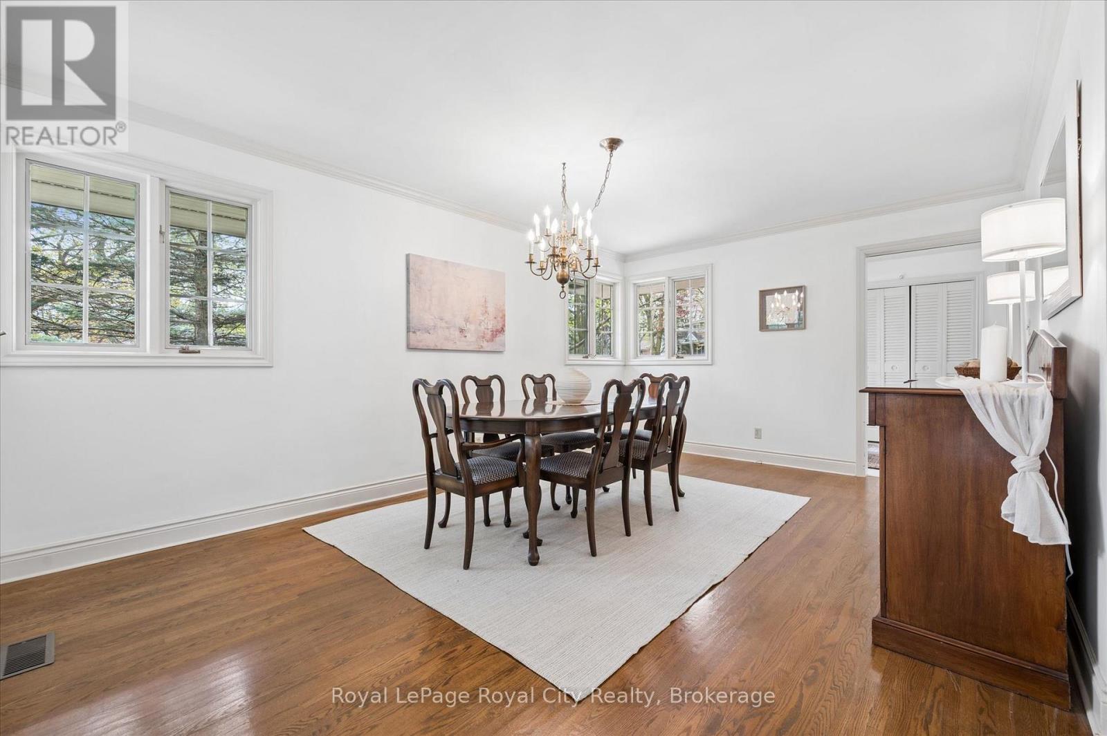 












29 LYNWOOD PLACE

,
Guelph (Dovercliffe Park/Old University),




Ontario
N1G2V9

