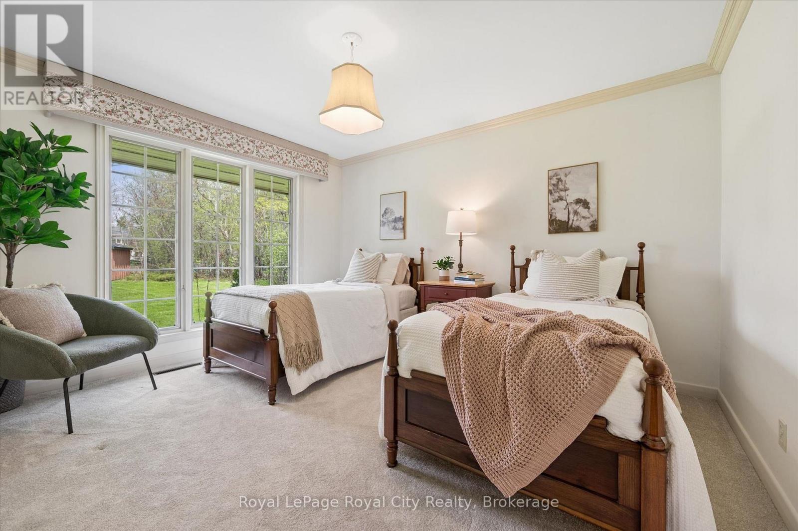 












29 LYNWOOD PLACE

,
Guelph (Dovercliffe Park/Old University),




Ontario
N1G2V9

