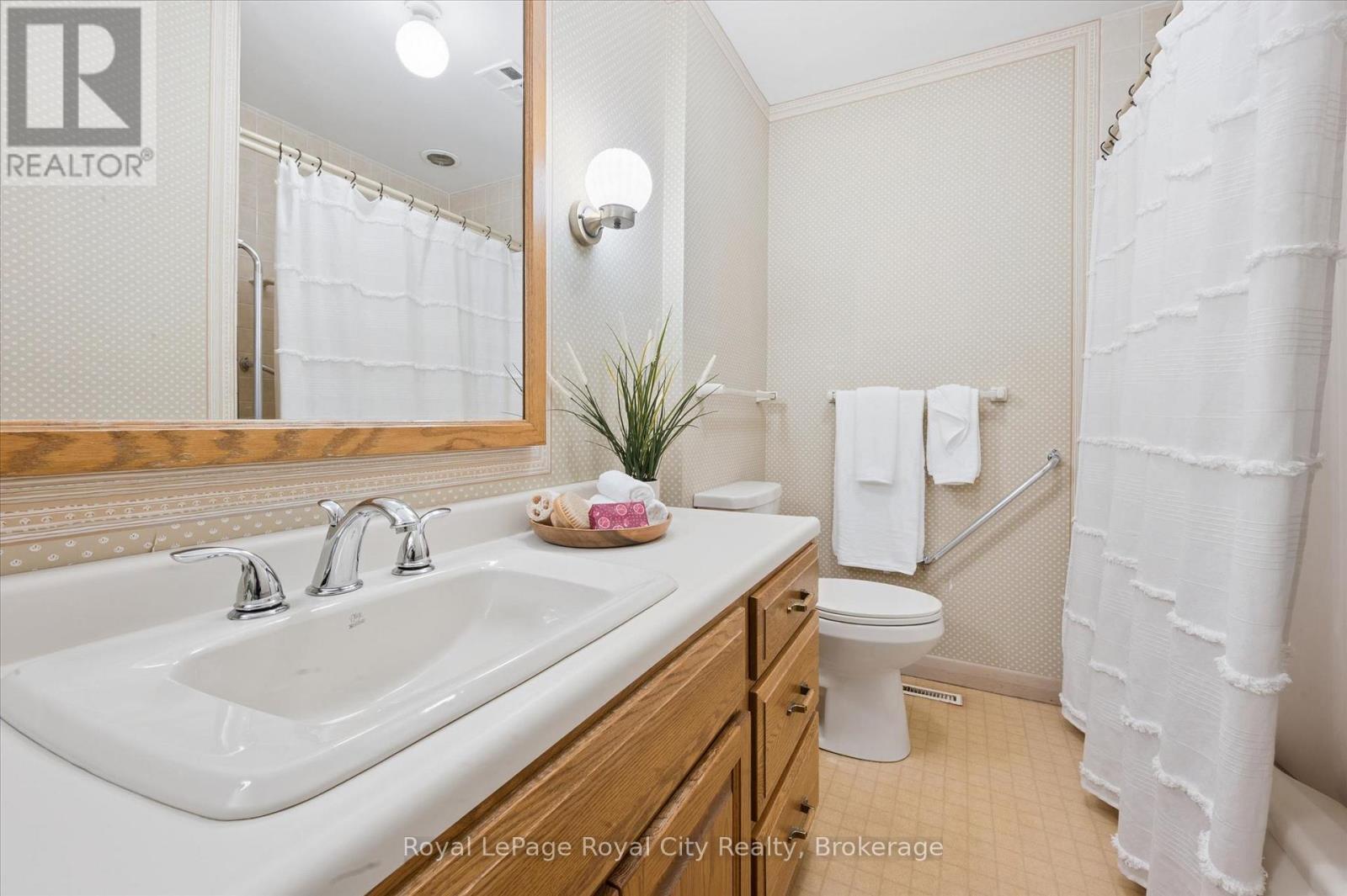 












29 LYNWOOD PLACE

,
Guelph (Dovercliffe Park/Old University),




Ontario
N1G2V9

