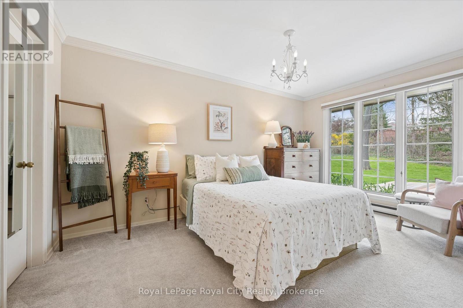 












29 LYNWOOD PLACE

,
Guelph (Dovercliffe Park/Old University),




Ontario
N1G2V9

