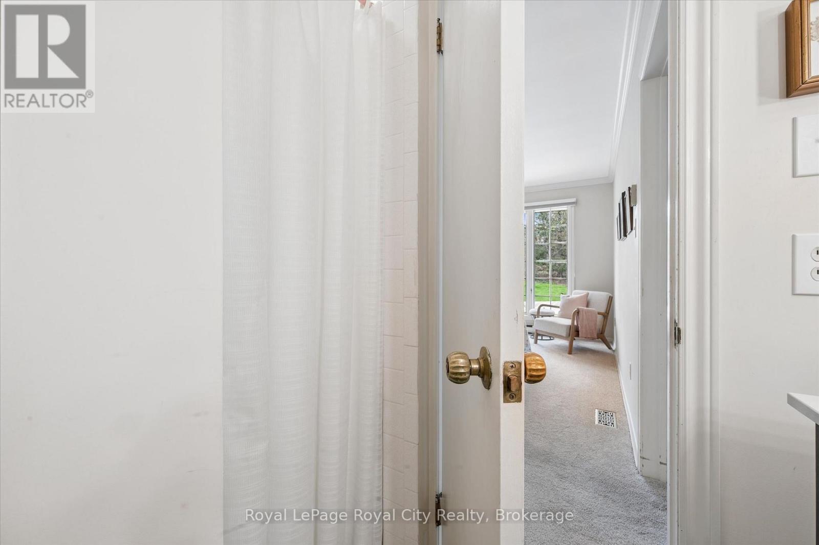 












29 LYNWOOD PLACE

,
Guelph (Dovercliffe Park/Old University),




Ontario
N1G2V9

