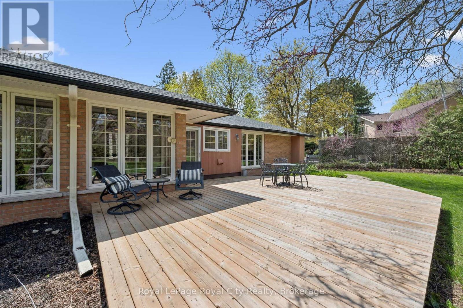 












29 LYNWOOD PLACE

,
Guelph (Dovercliffe Park/Old University),




Ontario
N1G2V9

