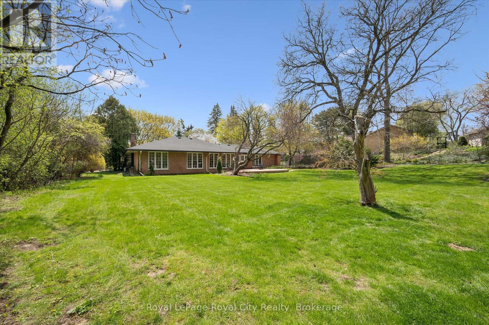 












29 LYNWOOD PLACE

,
Guelph (Dovercliffe Park/Old University),




Ontario
N1G2V9


