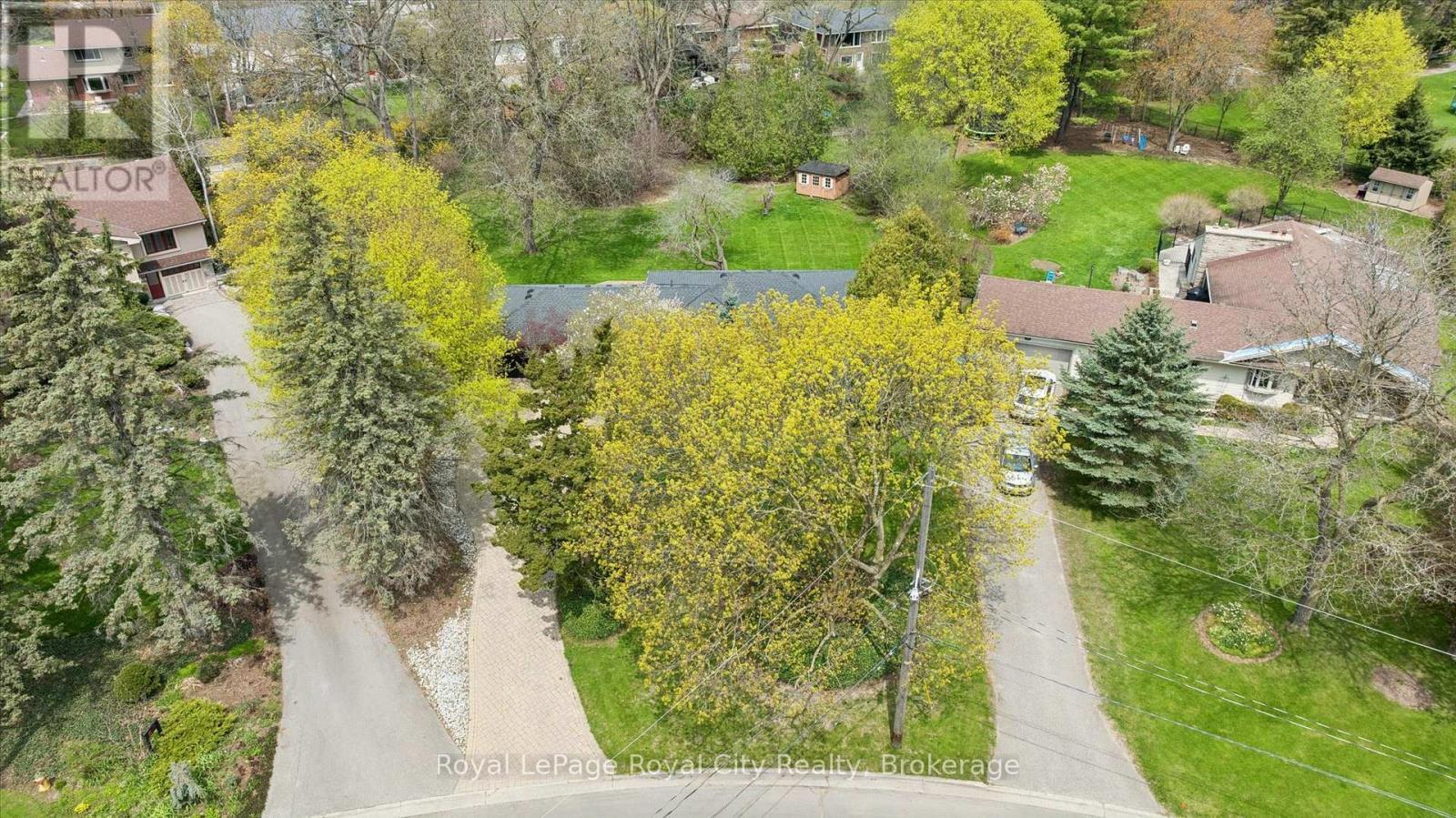 












29 LYNWOOD PLACE

,
Guelph (Dovercliffe Park/Old University),




Ontario
N1G2V9

