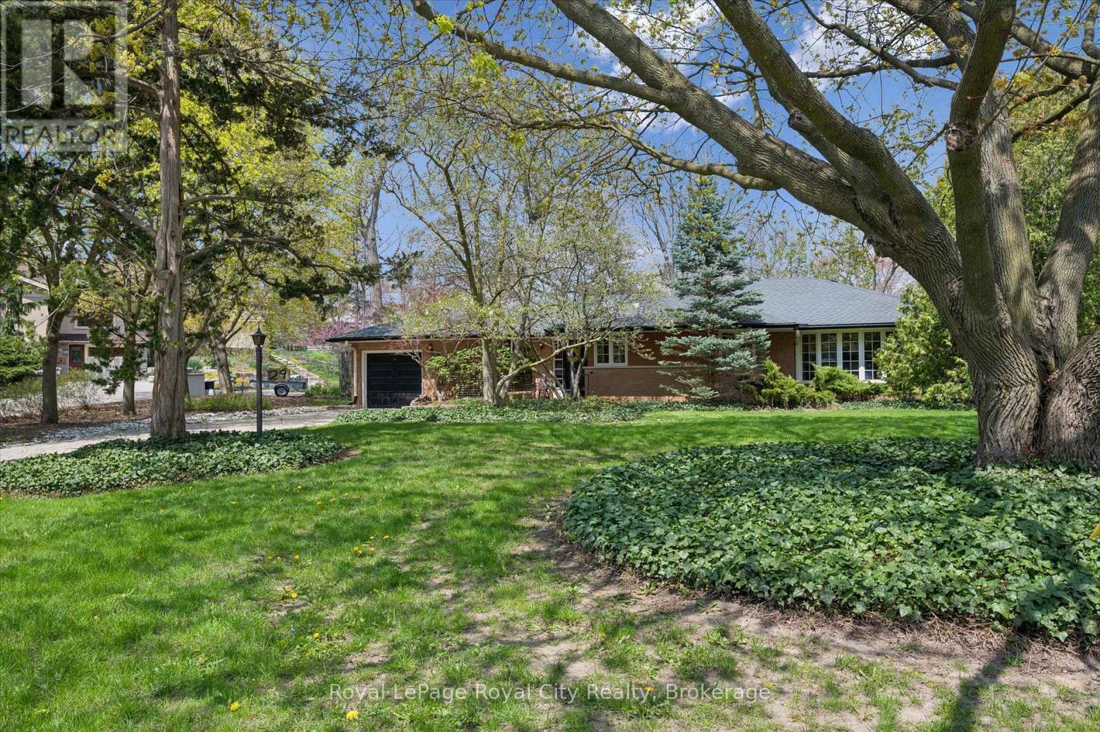 












29 LYNWOOD PLACE

,
Guelph (Dovercliffe Park/Old University),




Ontario
N1G2V9

