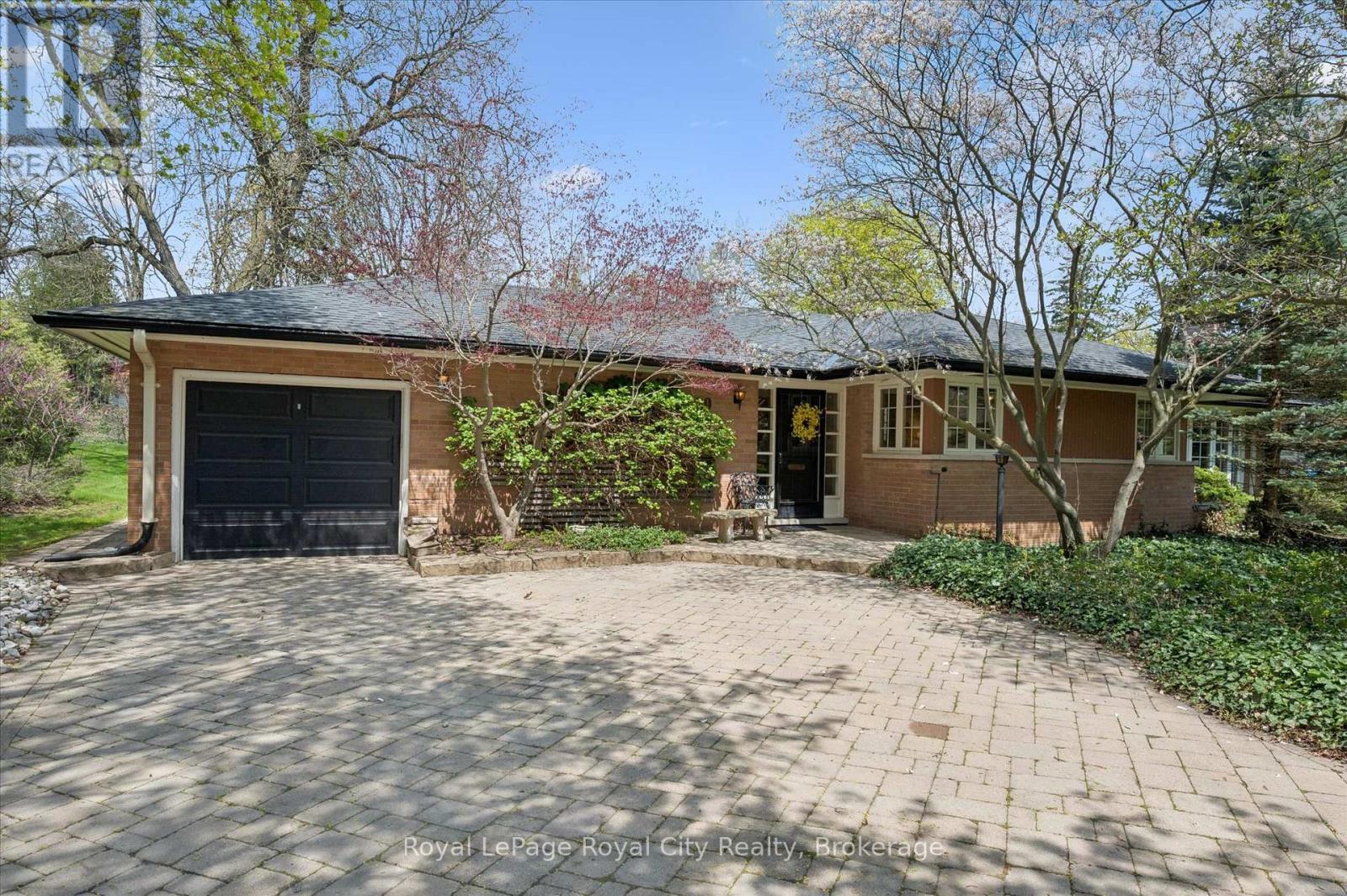 












29 LYNWOOD PLACE

,
Guelph (Dovercliffe Park/Old University),




Ontario
N1G2V9

