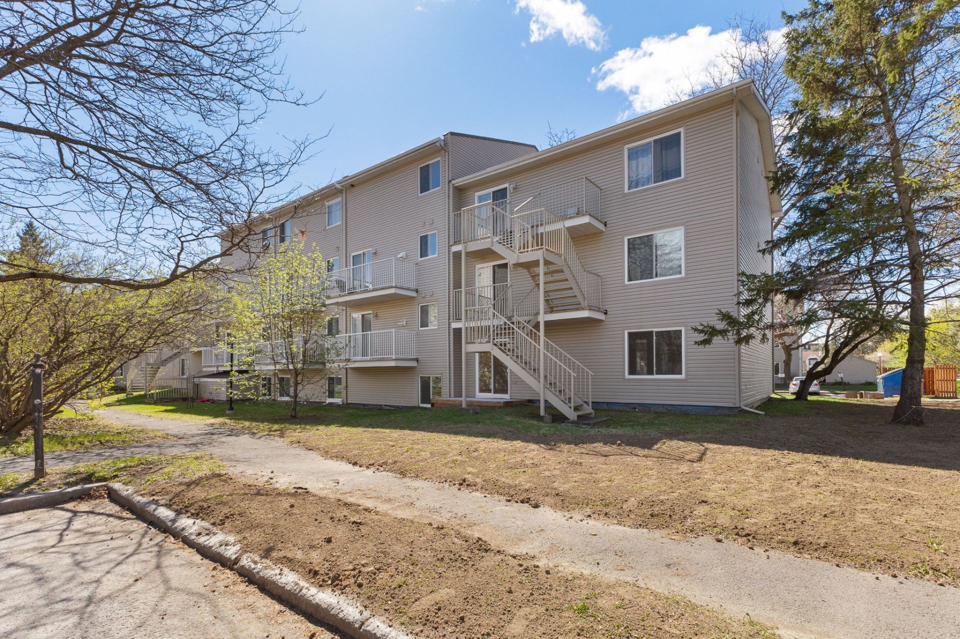 









387


Boul. St-Raymond

,
Gatineau (Hull),




QC
J9A1X3

