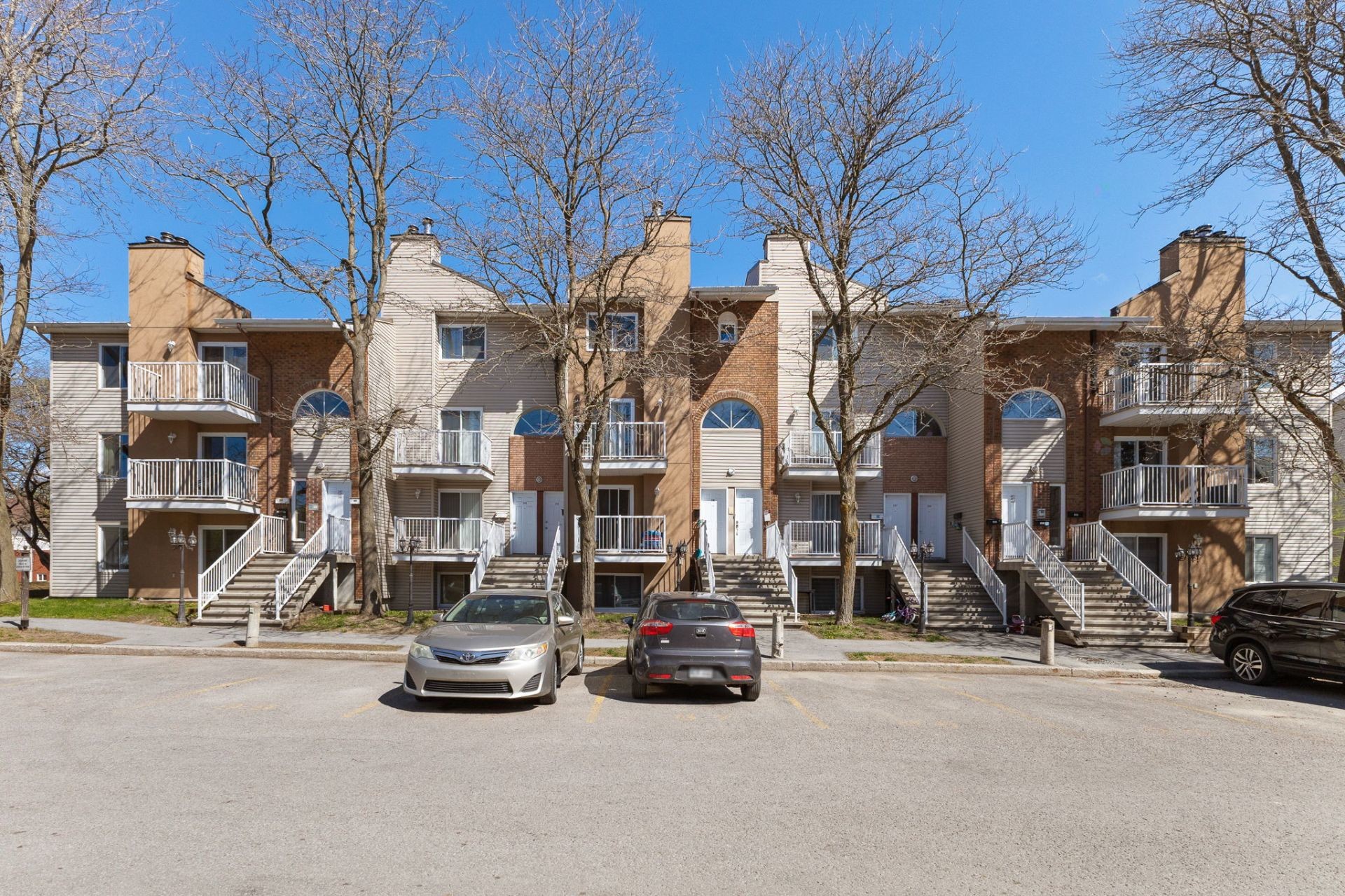 









387


Boul. St-Raymond

,
Gatineau (Hull),




QC
J9A1X3

