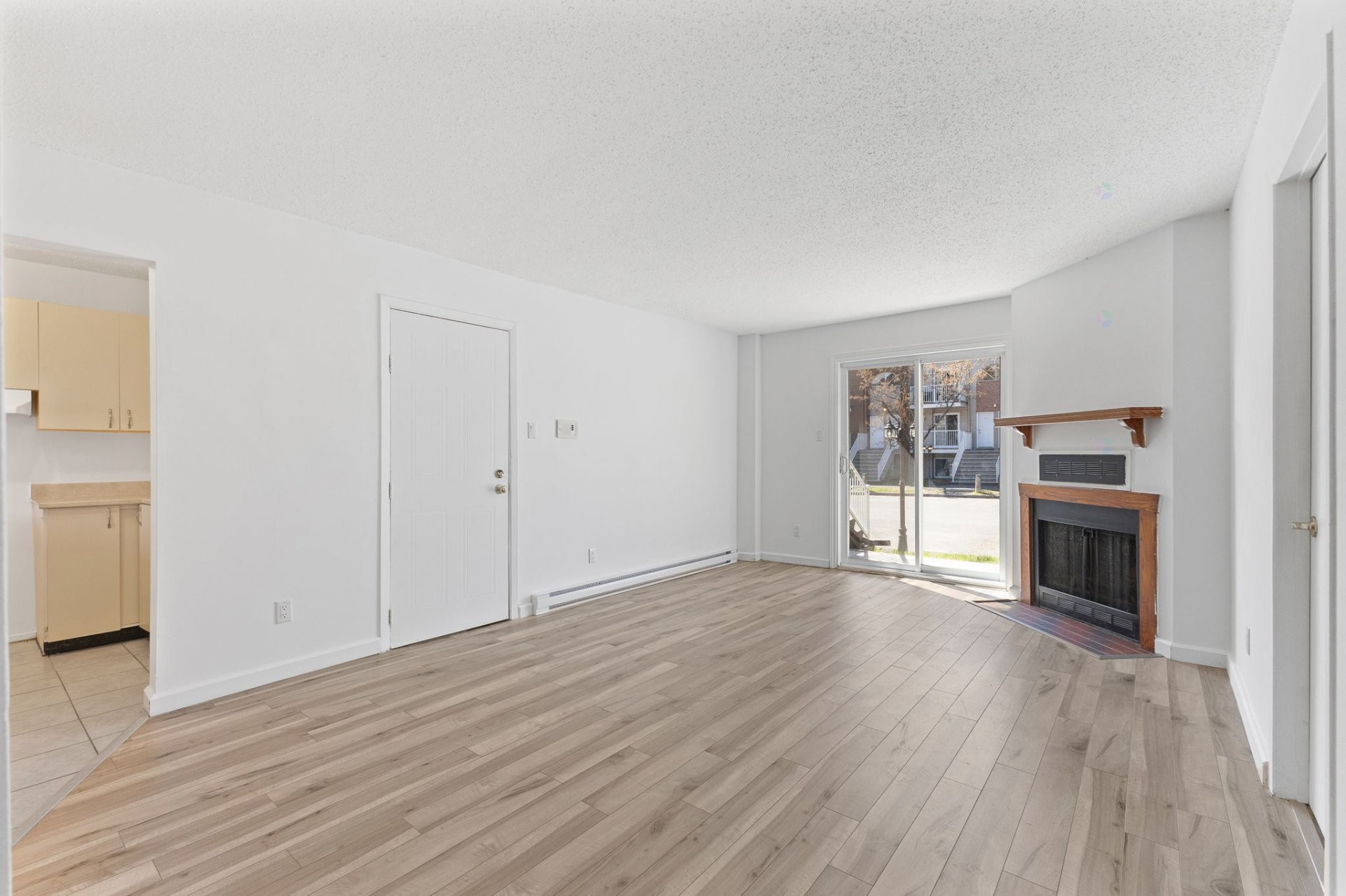 









387


Boul. St-Raymond

,
Gatineau (Hull),




QC
J9A1X3

