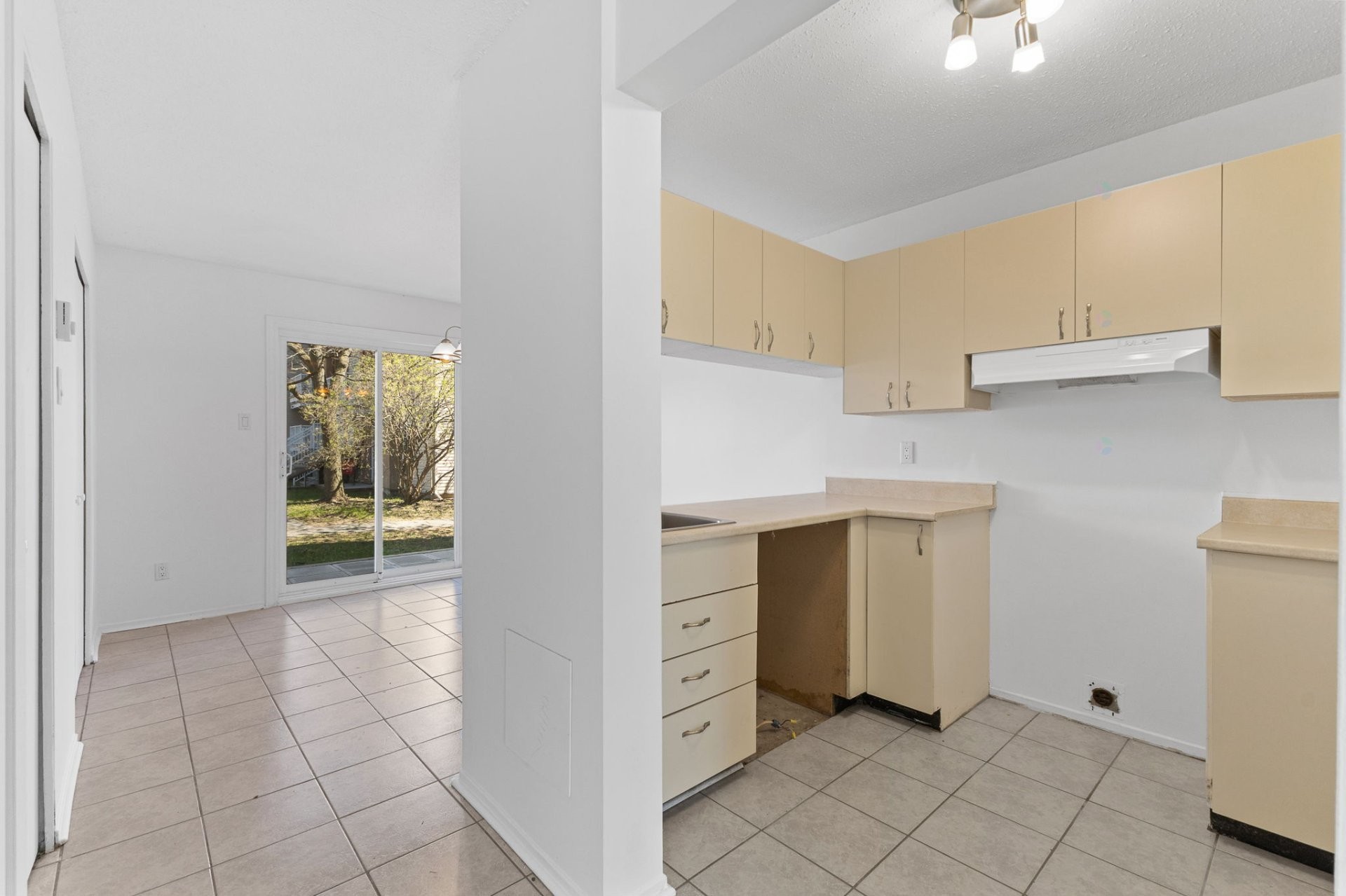 









387


Boul. St-Raymond

,
Gatineau (Hull),




QC
J9A1X3

