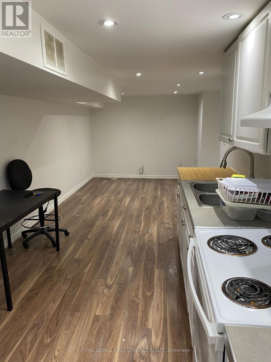 












560 HEMAN STREET

,
Newmarket,




Ontario
L3Y2Z3

