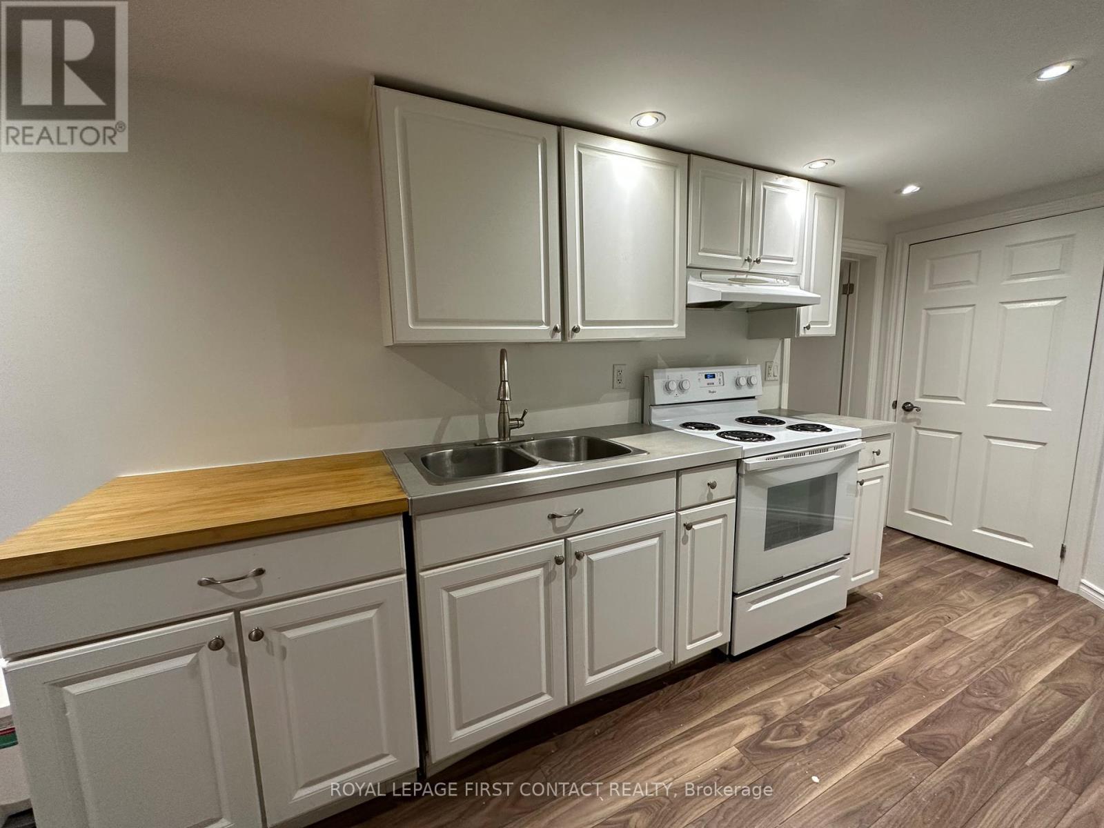 












560 HEMAN STREET

,
Newmarket,




Ontario
L3Y2Z3

